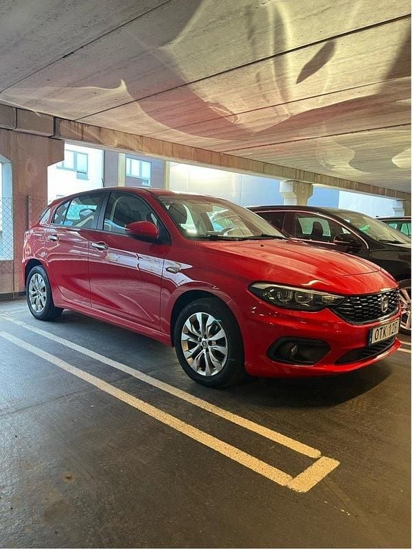 Röd Begagnad 2020 Fiat Tipo Halvkombi | 137 999 kr (Marknadspris) - Bild 1/3