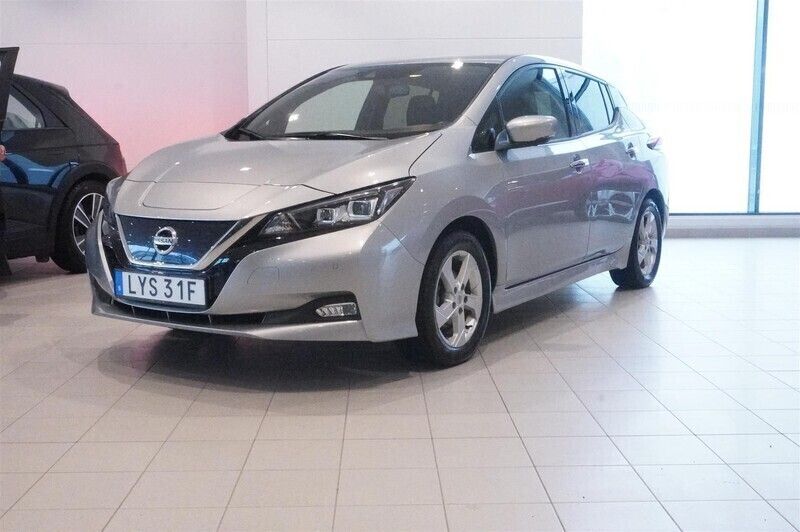 Grå/silver Begagnad 2021 Nissan Leaf N-Connecta Halvkombi | 168 800 kr (Marknadspris) - Bild 1/4