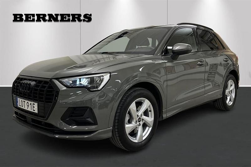 Grå Begagnad 2024 Audi Q3 Advanced Plus SUV | 409 900 kr (Lite dyr) - Bild 1/4
