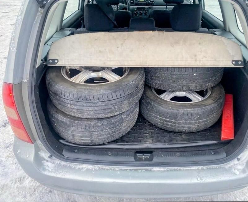 Begagnad Toyota Corolla 110 HK (80 kW) 2002 Light grey Kombi