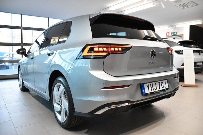 Begagnad VW Golf VIII GTE 272 HK (200 kW) 2024 Silver (oyster silver metallic black) Halvkombi