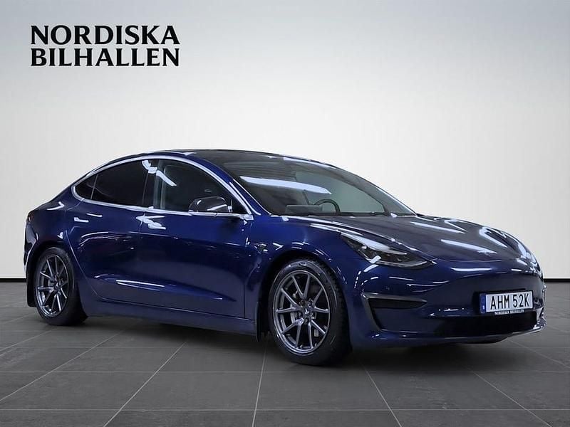 Blå Begagnad 2020 Tesla Model 3 Standard Range Plus Sedan | 209 795 kr (Marknadspris) - Bild 1/4