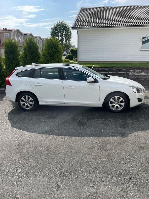 Vit Begagnad 2012 Volvo V60 Momentum Kombi | 62 000 kr (Bra pris) - Bild 1/4