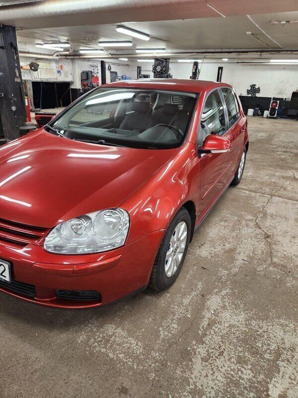 Röd Begagnad 2008 VW Golf Trendline Halvkombi | 36 000 kr (Marknadspris) - Bild 1/4