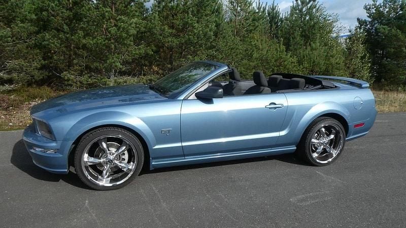 Begagnad 2005 Ford Mustang GT Cab | 239 000 kr - Bild 1/4