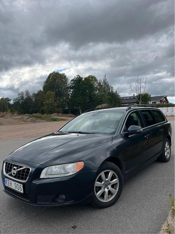 Grå Begagnad 2011 Volvo V70 Momentum Kombi | 42 000 kr (Marknadspris) - Bild 1/4
