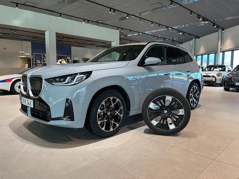 Grå Begagnad 2026 BMW X3 Sport Line SUV | 739 000 kr - Bild 1/4