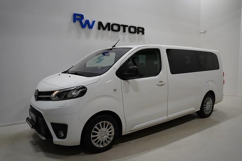 Vit Begagnad 2017 Toyota Proace Verso Kombi | 169 700 kr (Bra pris) - Bild 1/4