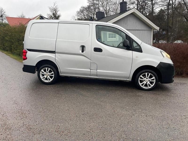 Begagnad Nissan NV200 90 HK (66 kW) 2012 Silver Minibuss