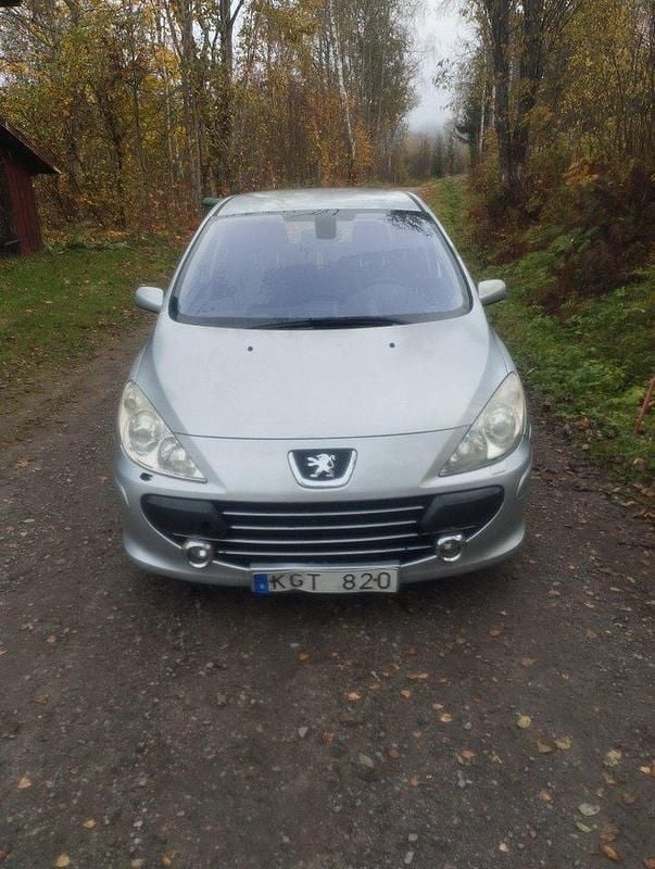 Grå Begagnad 2007 Peugeot 307 Halvkombi | 17 000 kr (Marknadspris) - Bild 1/4