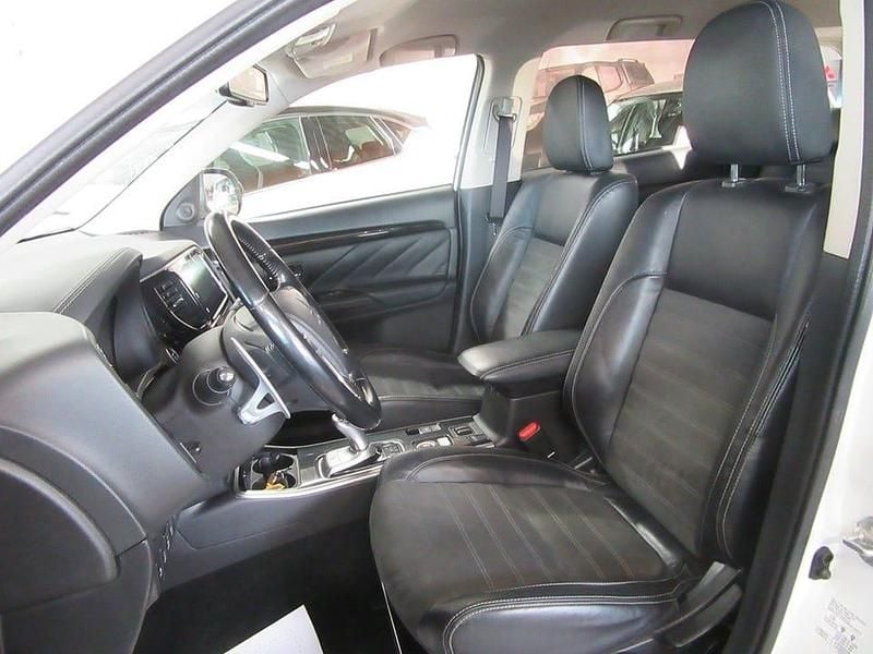 Begagnad Mitsubishi Outlander 203 HK (149 kW) 2018 Vit SUV