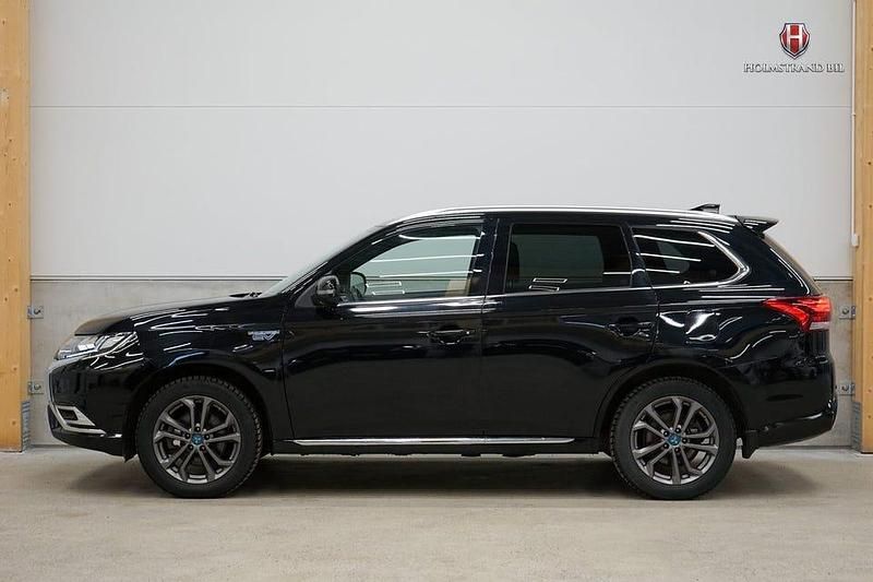 Begagnad Mitsubishi Outlander 224 HK (164 kW) 2020 Svart SUV