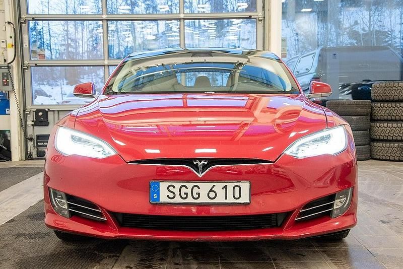 Begagnad Tesla Model S 386 kW (525 HK) 2018 Röd Halvkombi