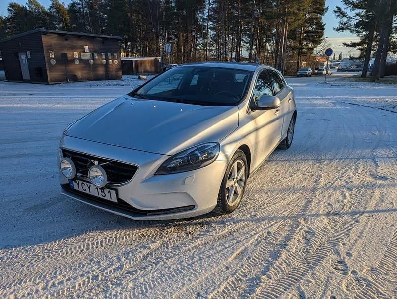 Begagnad 2016 Volvo V40 Halvkombi | 120 000 kr (Marknadspris) - Bild 1/4