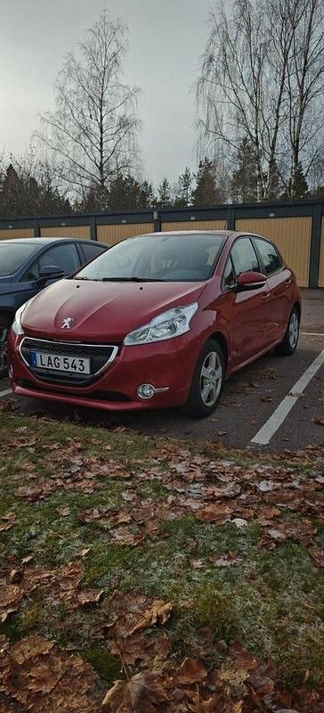 Röd Begagnad 2014 Peugeot 208 Halvkombi | 75 000 kr (Marknadspris) - Bild 1/4