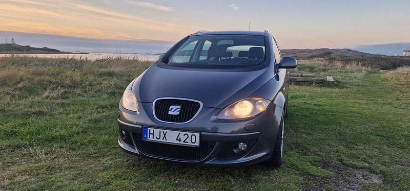 Grå Begagnad 2008 Seat Altea XL Minibuss | 44 000 kr (Marknadspris) - Bild 1/4