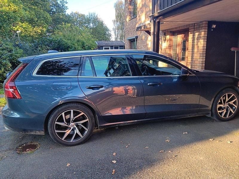Blå Begagnad 2020 Volvo V60 Momentum Kombi | 274 000 kr (Superpris) - Bild 1/4