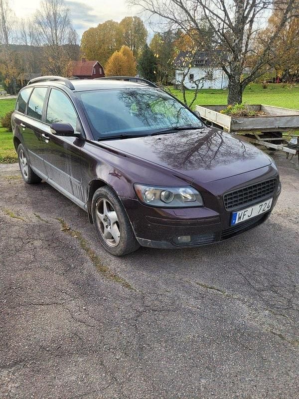 Röd Begagnad 2005 Volvo V50 Kinetic Kombi | 12 000 kr (Marknadspris) - Bild 1/4
