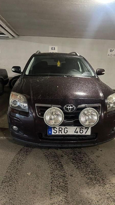 Röd Begagnad 2006 Toyota Avensis Kombi | 12 000 kr (Superpris) - Bild 1/4