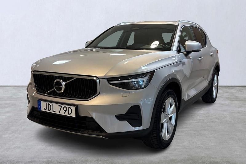 Silver Begagnad 2023 Volvo XC40 Core SUV | 349 900 kr (Marknadspris) - Bild 1/4