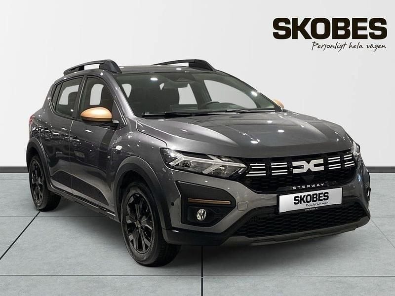 Grå Begagnad 2025 Dacia Sandero Extreme SUV | 224 600 kr (Marknadspris) - Bild 1/3
