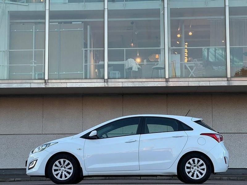 Begagnad Hyundai i30 Select 101 HK (74 kW) 2015 Vit Halvkombi