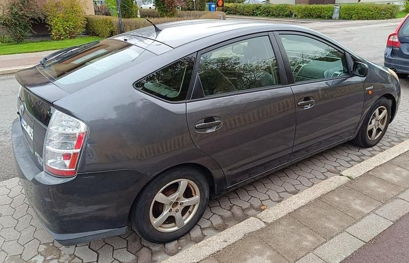 Grå Begagnad 2006 Toyota Prius Halvkombi | 32 000 kr - Bild 1/3