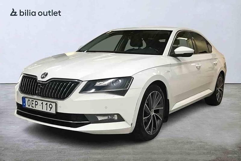 Vit Begagnad 2017 Skoda Superb Halvkombi | 169 900 kr (Bra pris) - Bild 1/1