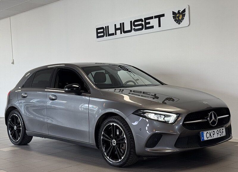 Mörkgrå Begagnad 2021 Mercedes A250 Halvkombi | 259 900 kr (Marknadspris) - Bild 1/4