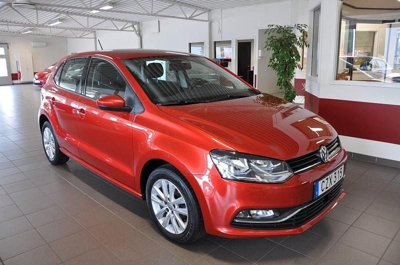 Röd Begagnad 2014 VW Polo Comfortline Halvkombi | 109 500 kr (Marknadspris) - Bild 1/4