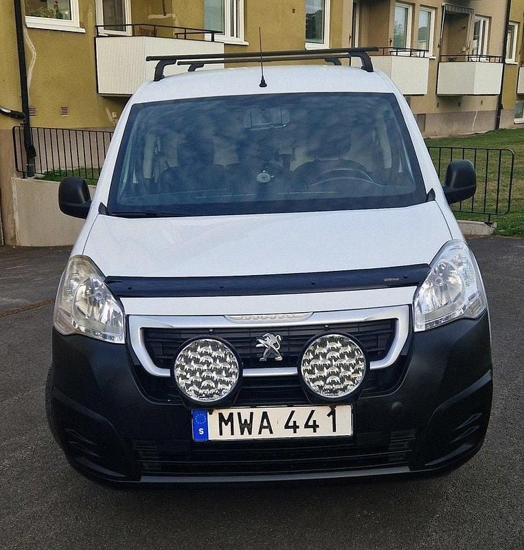 Vit Begagnad 2017 Peugeot Partner Minibuss | 84 000 kr (Bra pris) - Bild 1/4