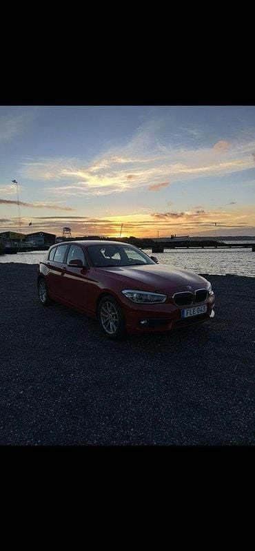 Röd Begagnad 2016 BMW 116 Advantage Halvkombi | 88 400 kr (Marknadspris) - Bild 1/4