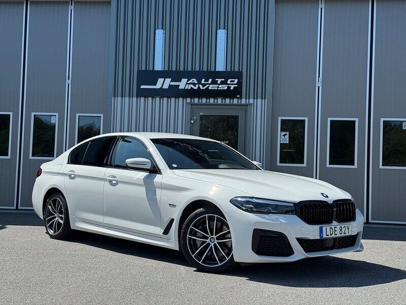 Vit Begagnad 2022 BMW 530e M Sport Sedan | 429 900 kr (Marknadspris) - Bild 1/4