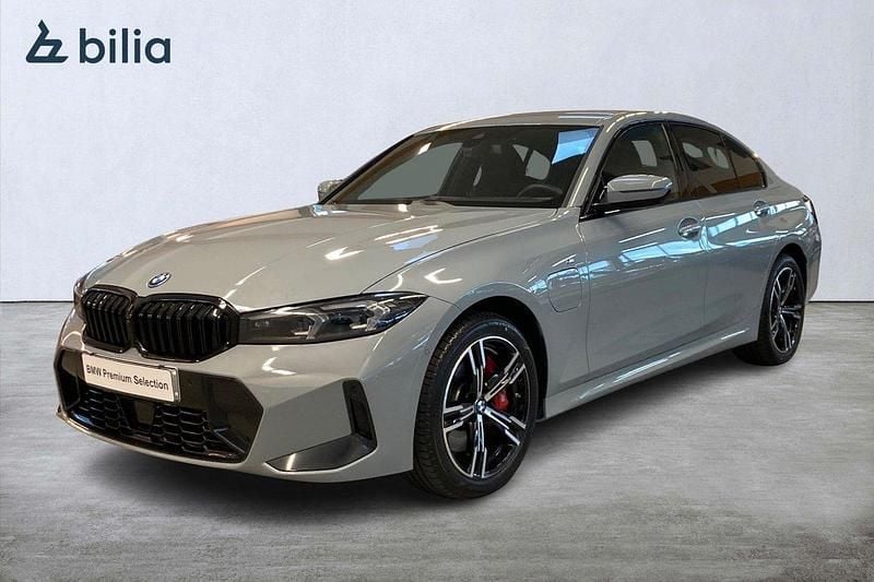 Grå Begagnad 2024 BMW 330e M Sport Sedan | 569 000 kr - Bild 1/4