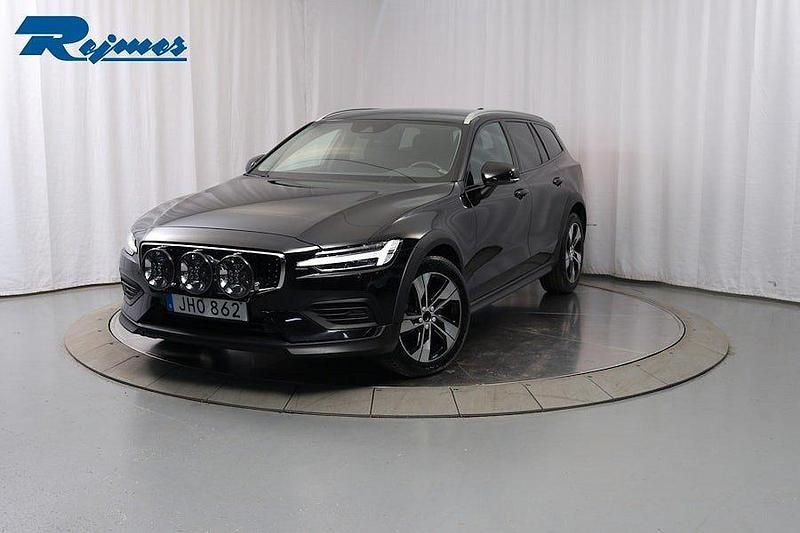 Svart Begagnad 2022 Volvo V60 CC Kombi | 349 900 kr (Marknadspris) - Bild 1/4