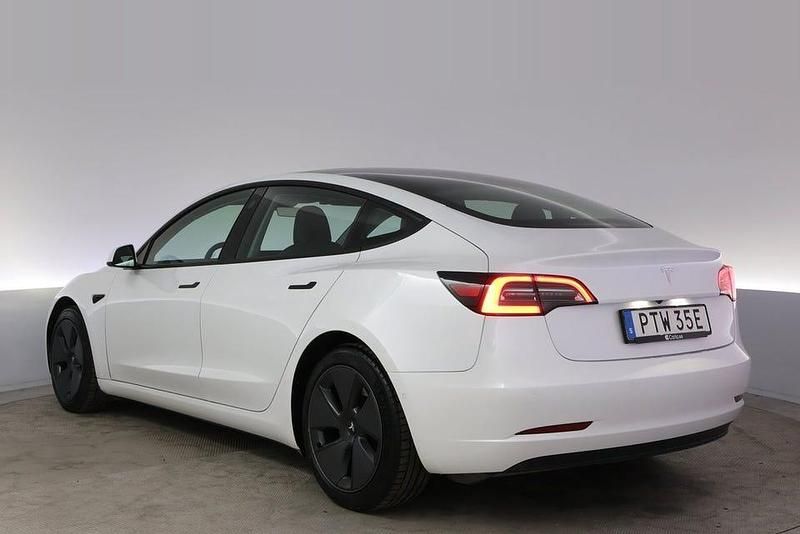Begagnad Tesla Model 3 Standard Range Plus 239 kW (325 HK) 2021 Vit Sedan
