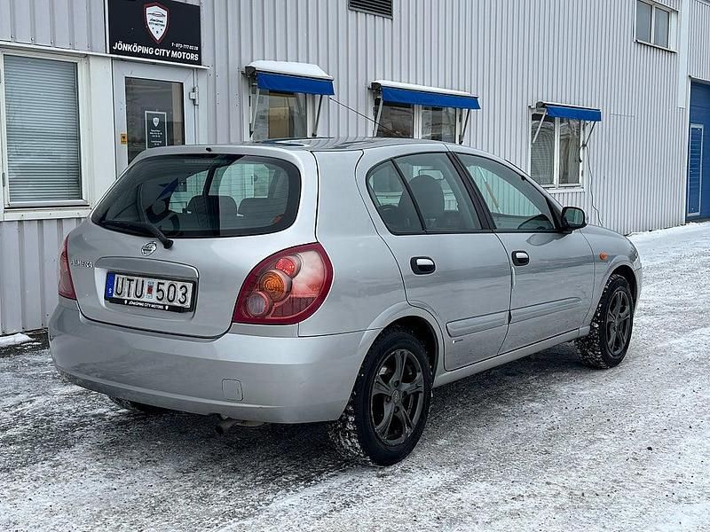 Begagnad Nissan Almera 116 HK (85 kW) 2004 Silver Halvkombi