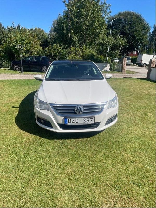 Vit Begagnad 2011 VW CC Sedan | 49 000 kr (Superpris) - Bild 1/4