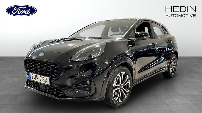 Svart (black) Begagnad 2021 Ford Puma Gen-E ST-Line SUV | 224 900 kr (Marknadspris) - Bild 1/4