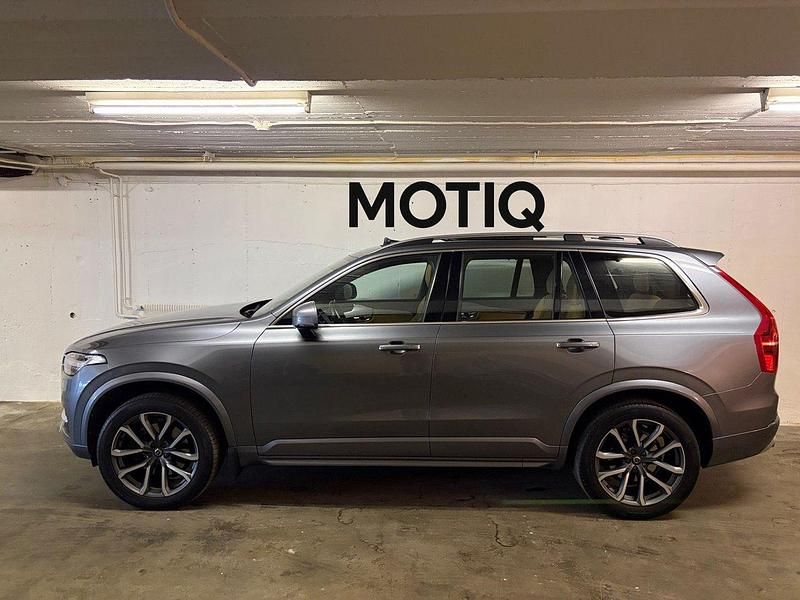 Grå Begagnad 2018 Volvo XC90 Momentum SUV | 349 900 kr (Marknadspris) - Bild 1/4