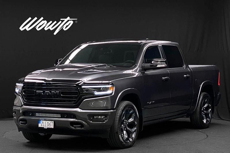 Mörkgrå (grå) Begagnad 2022 Dodge Ram Limited Pickup | 799 800 kr (Marknadspris) - Bild 1/3