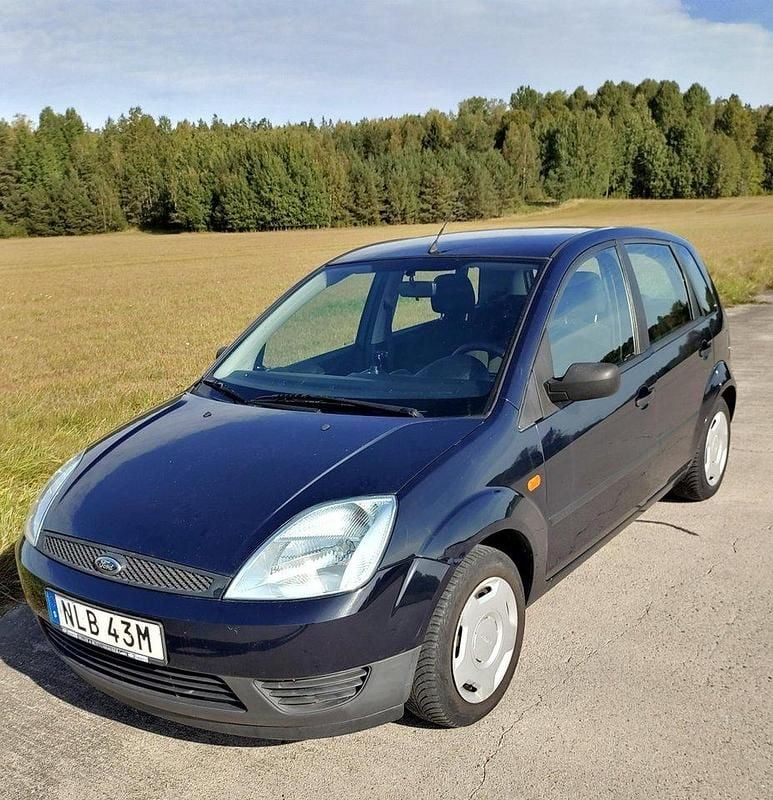 Blå Begagnad 2003 Ford Fiesta Halvkombi | 28 000 kr (Lite dyr) - Bild 1/3
