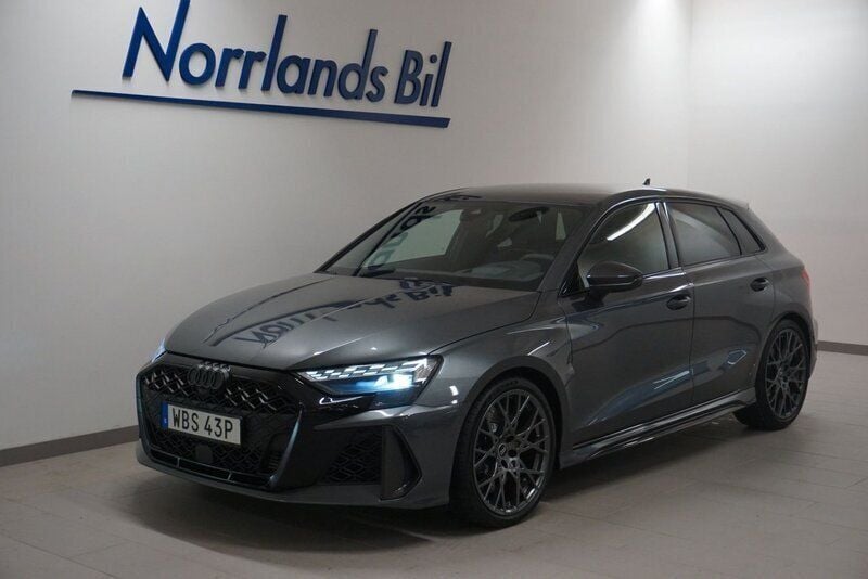 Grå Ny 2025 Audi RS3 Sportback Sport Halvkombi | 940 500 kr - Bild 1/4