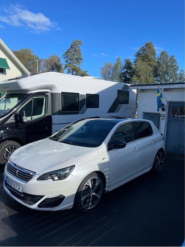 Vit Begagnad 2015 Peugeot 308 GTi Halvkombi | 134 900 kr (Lite dyr) - Bild 1/4