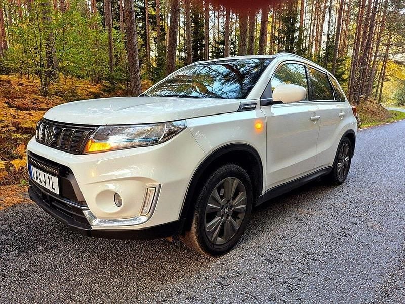 Vit Begagnad 2021 Suzuki Vitara SUV | 149 900 kr (Marknadspris) - Bild 1/4