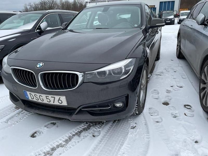 Jatoba brun metallic Begagnad 2018 BMW 320 Sport Line | 185 000 kr (Marknadspris) - Bild 1/2