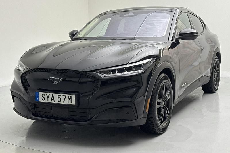 Svart Begagnad 2022 Ford Mustang Mach-E SUV | 344 900 kr (Bra pris) - Bild 1/4