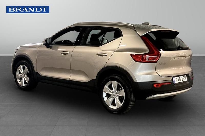 Begagnad Volvo XC40 Core 165 HK (121 kW) 2023 Grå SUV