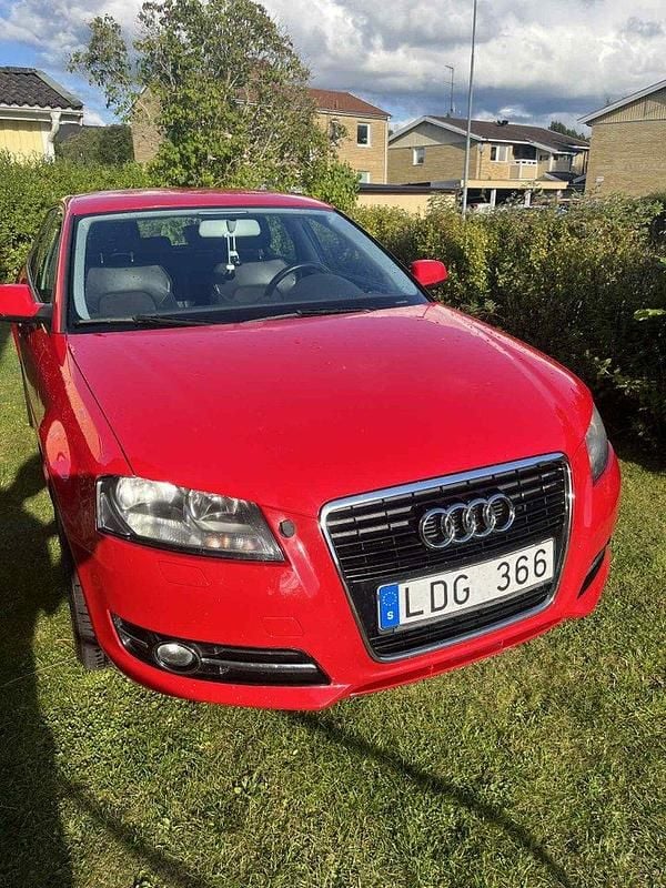 Röd Begagnad 2011 Audi A3 Sportback Comfort Halvkombi | 75 000 kr (Marknadspris) - Bild 1/4