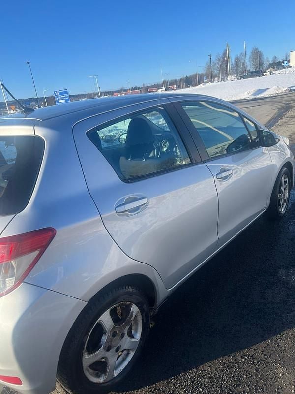 Begagnad Toyota Yaris 69 HK (50 kW) 2012 Halvkombi